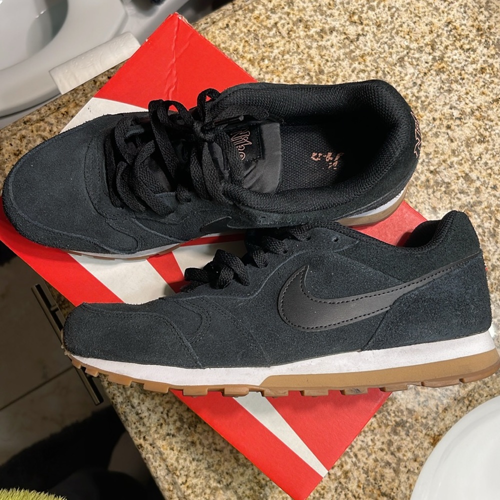 Nike md runner shoes